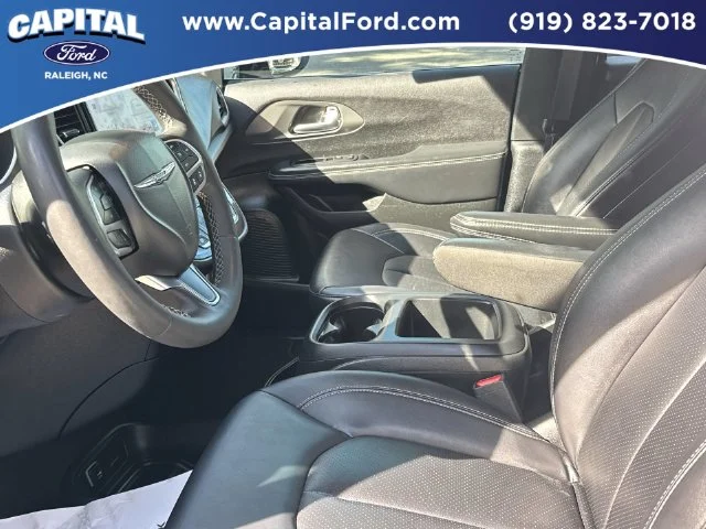 Used 2025 White Chrysler Select image 19