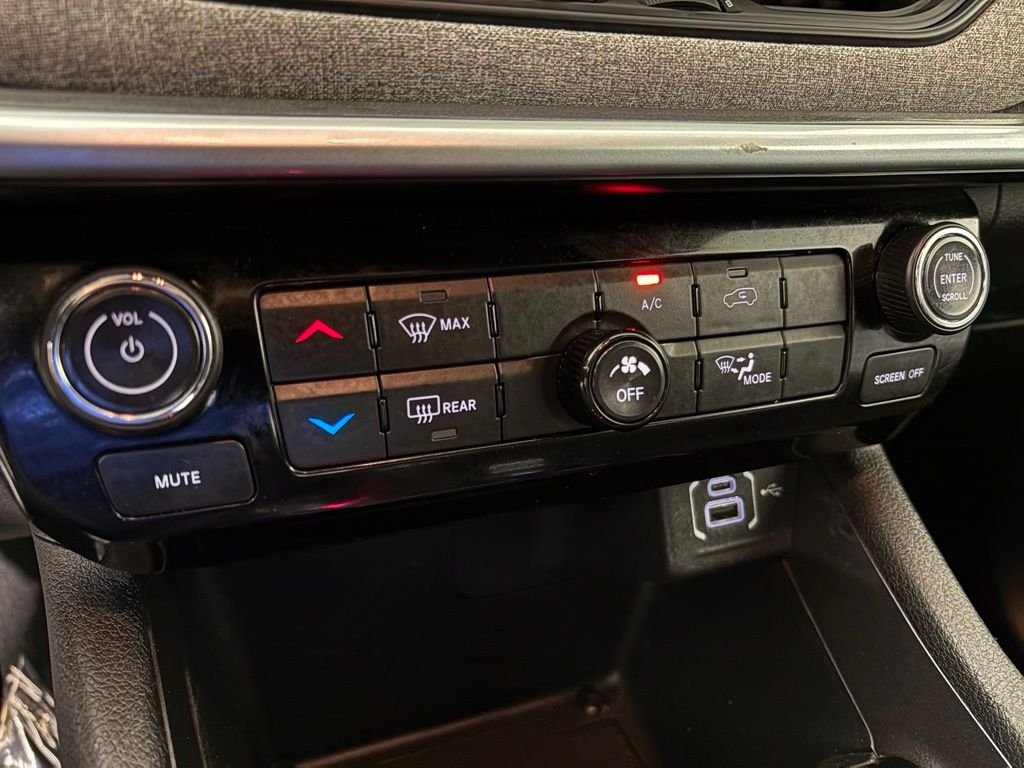 Used 2024 White Jeep Latitude image 27