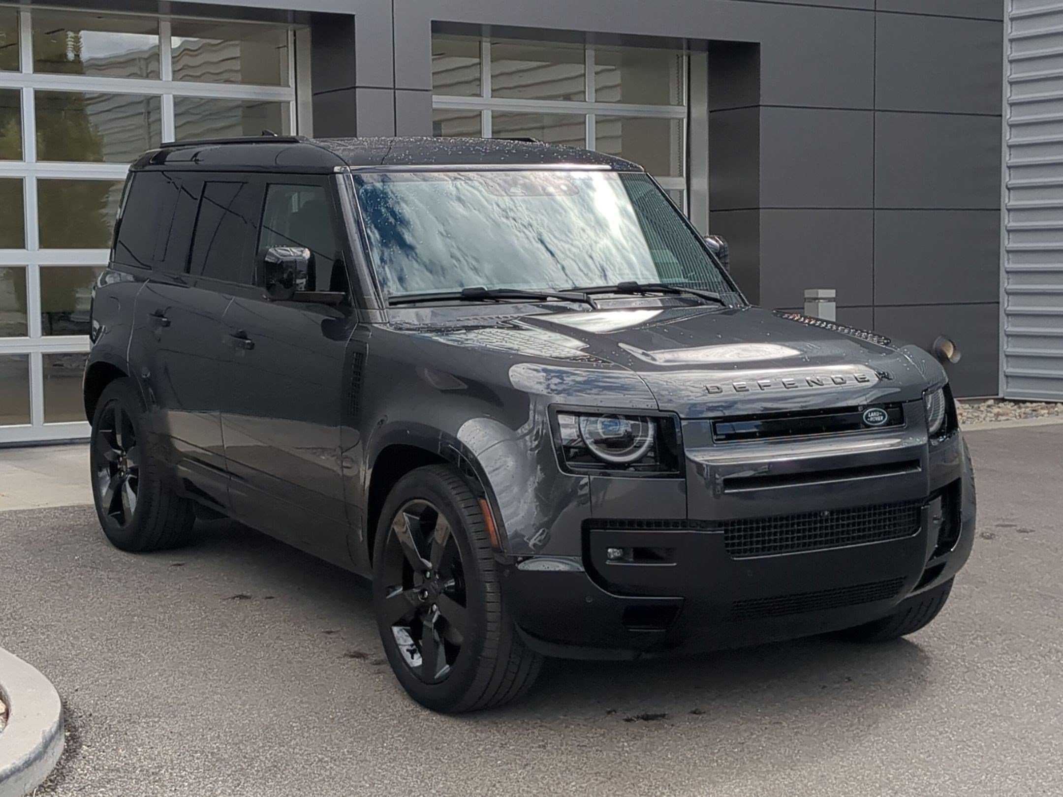 New 2026 Carpathian Grey Land Rover P400 X-Dynamic SE image 3
