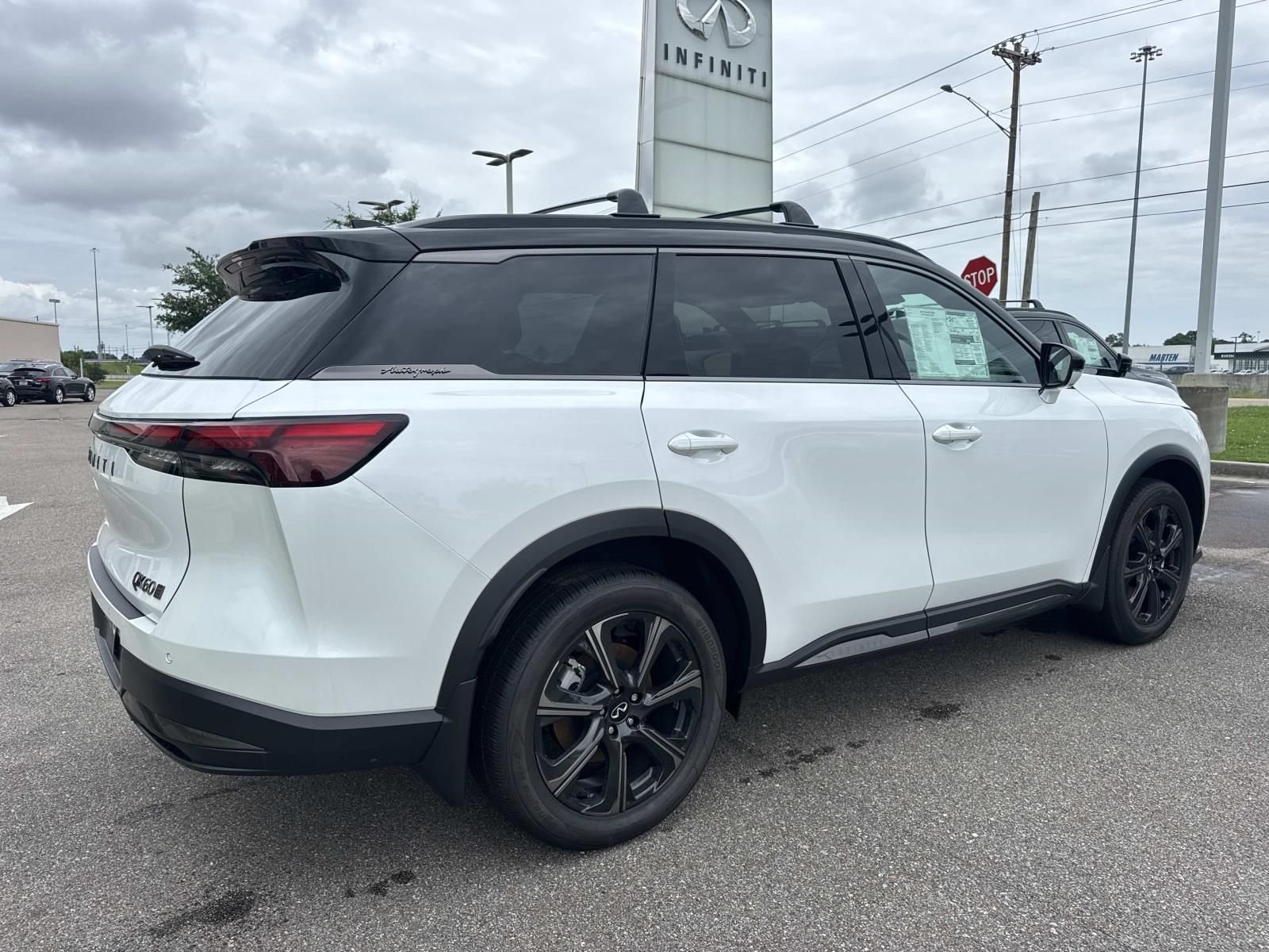 New 2027 2T RAD WHT INFINITI Autograph AWD image 4