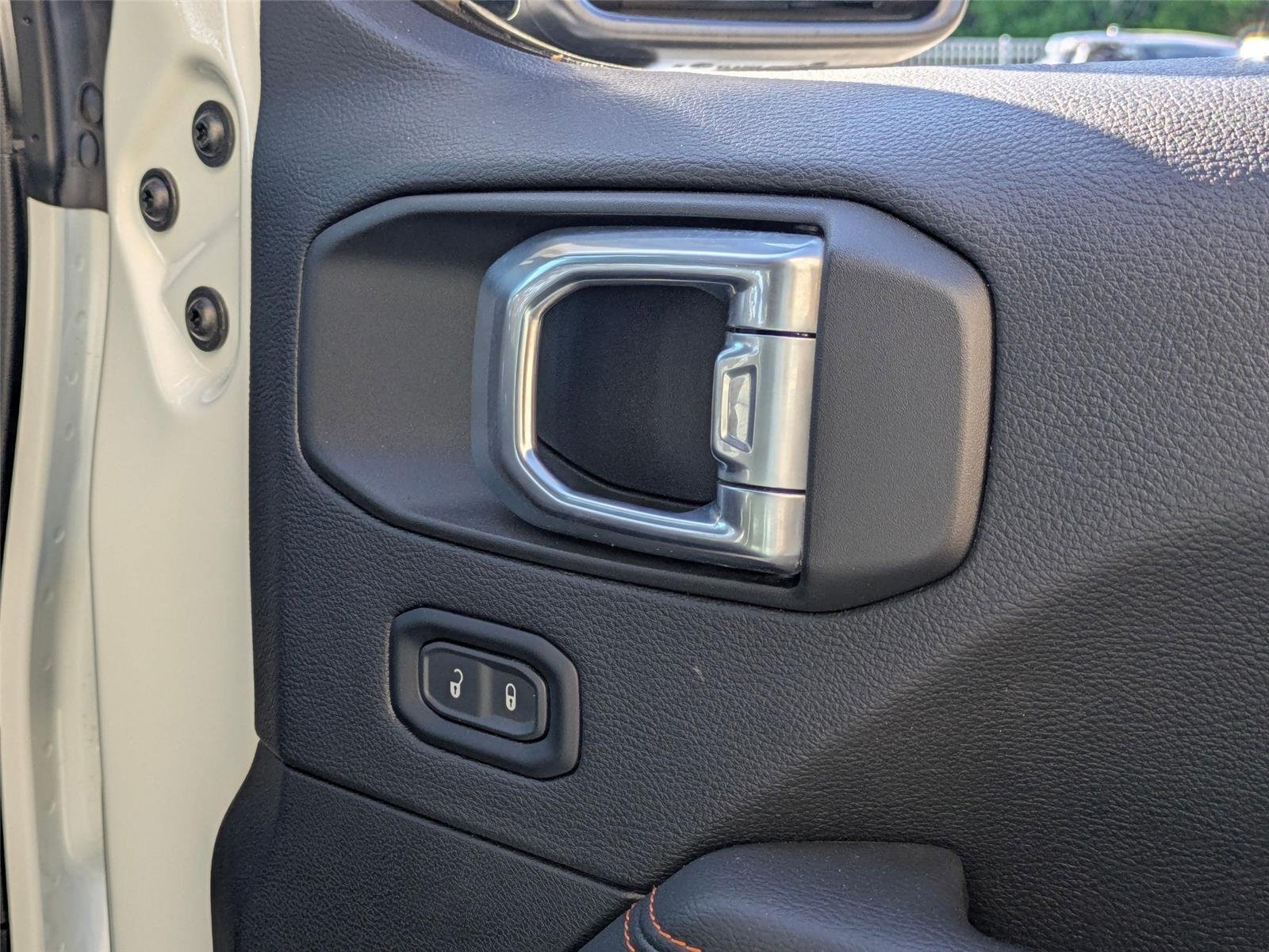 Used 2021 Bright White Clearcoat Jeep Mojave image 27
