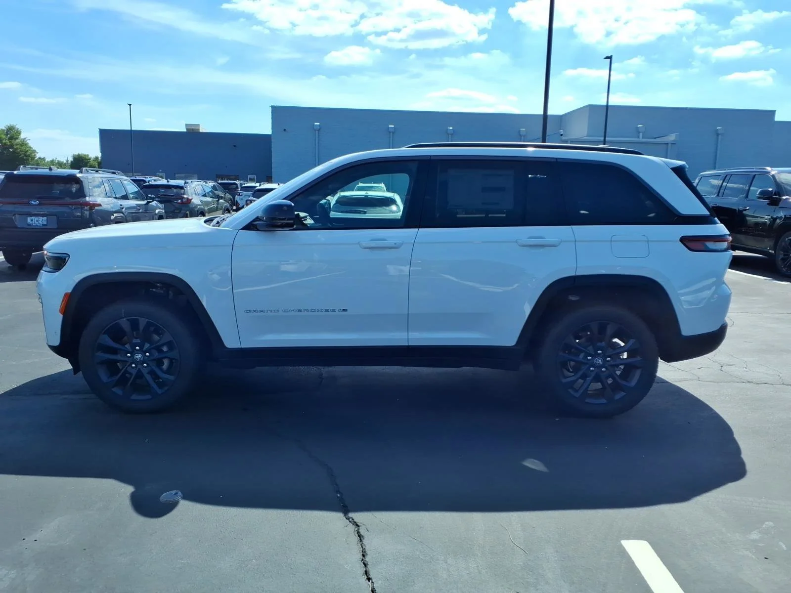 New 2026 Bright White Clear-Coat Exterior Paint Jeep  image 3