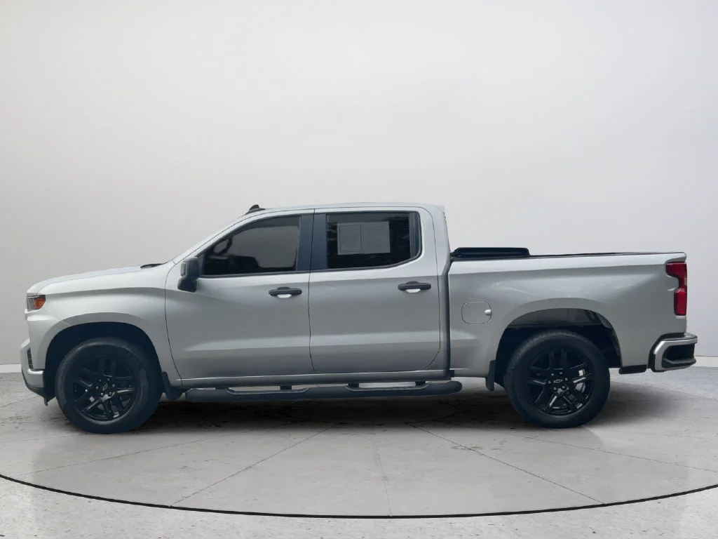 Used 2022 SILVER ICE METALLIC Chevrolet Custom image 9