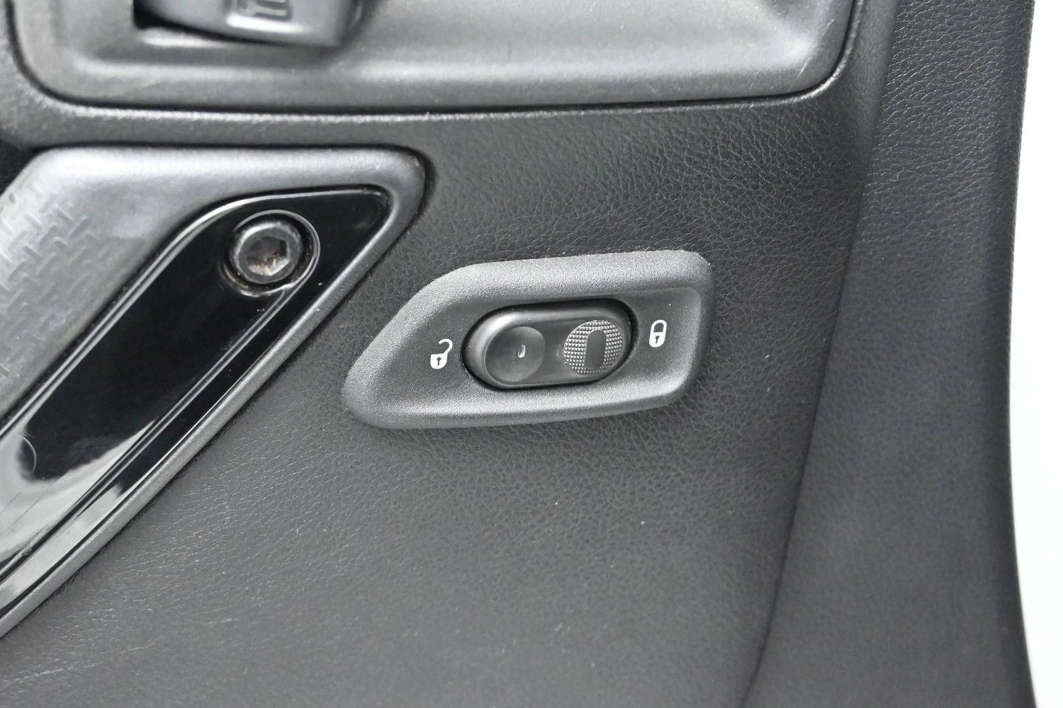 Used 2015 Bright White Clearcoat Jeep Altitude image 11