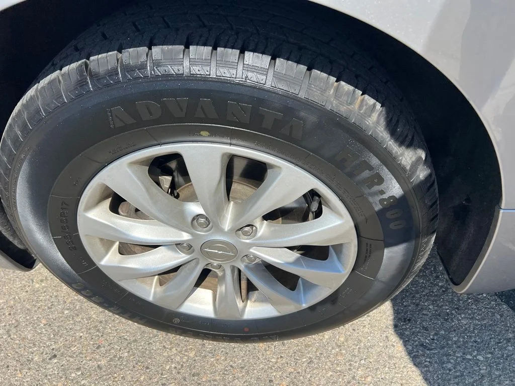 Used 2018 Billet Silver Metallic Clearcoat Chrysler Touring L image 28