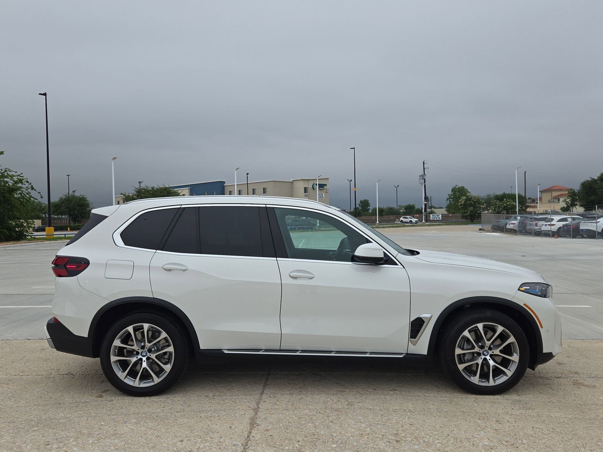 Used 2025 Alpine White BMW xDrive50e image 2