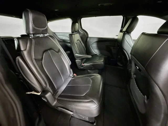 Used 2025 White Chrysler Select image 27