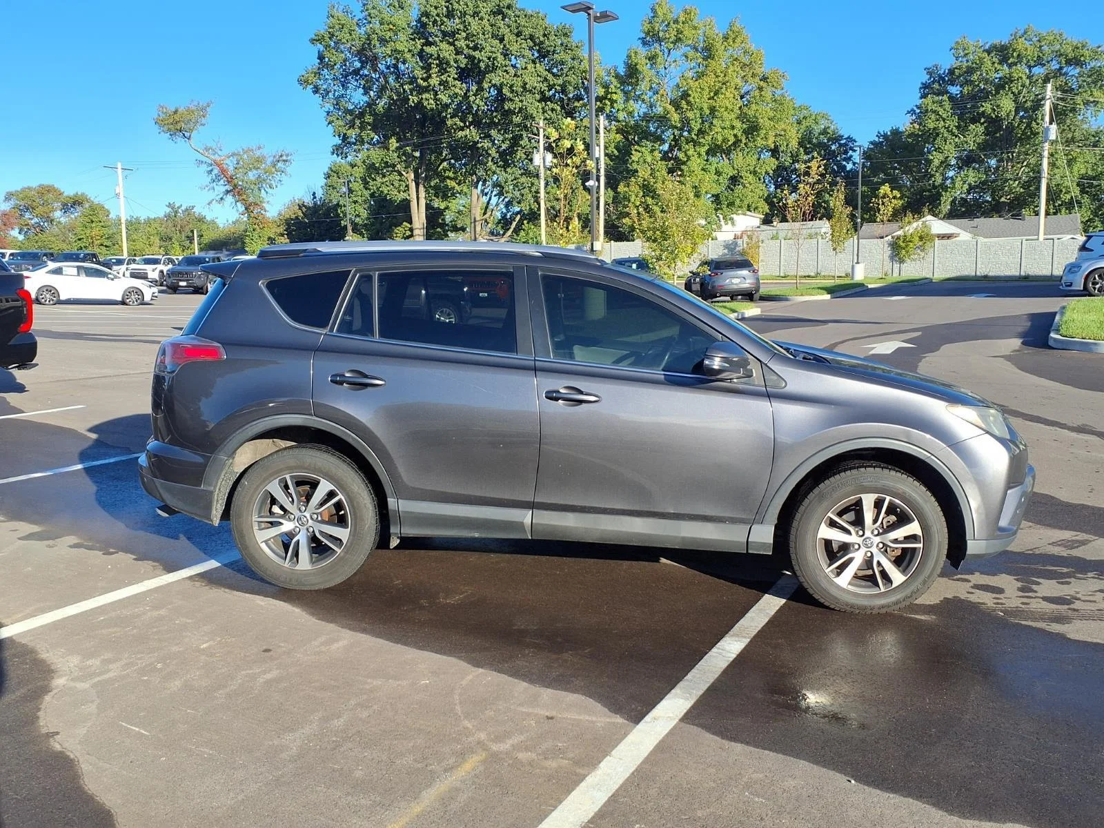 Used 2018 Toyota RAV4 XLE with VIN JTMRFREV8JJ724500 for sale in Kirkwood, MO