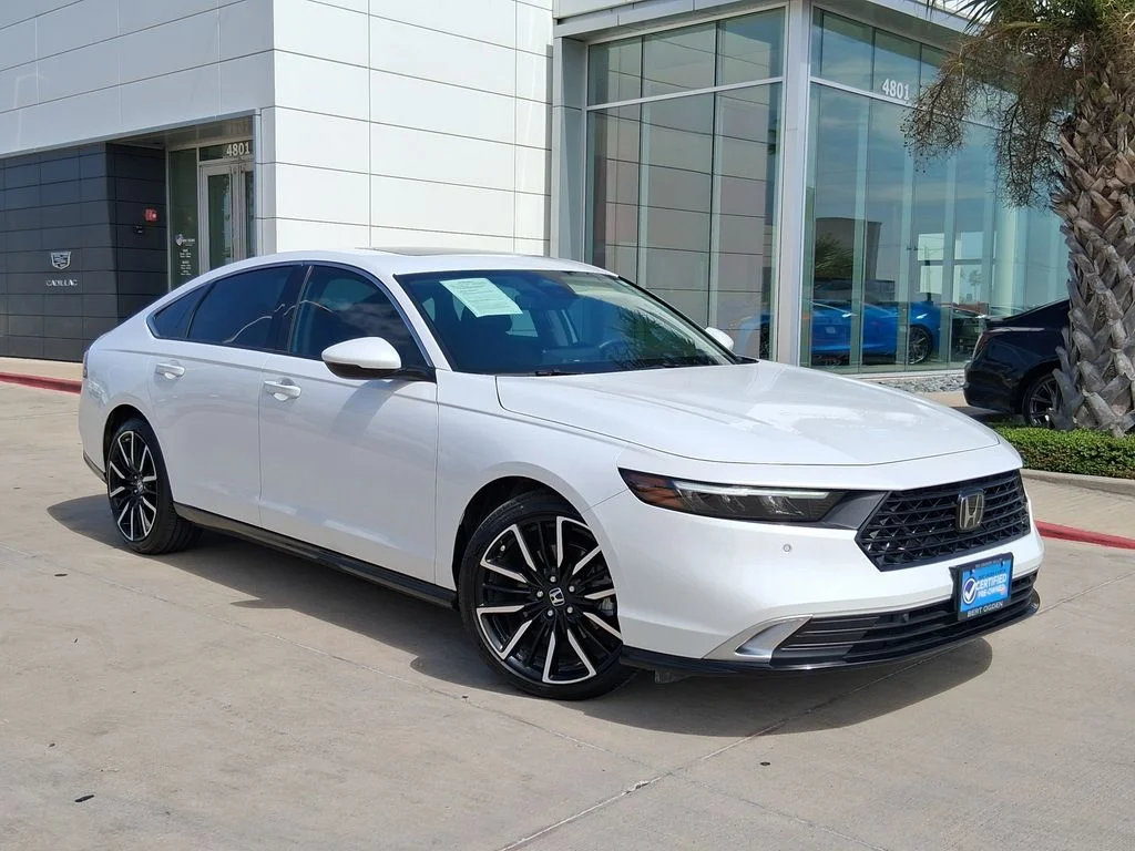 Used 2025 White Honda Touring image 1
