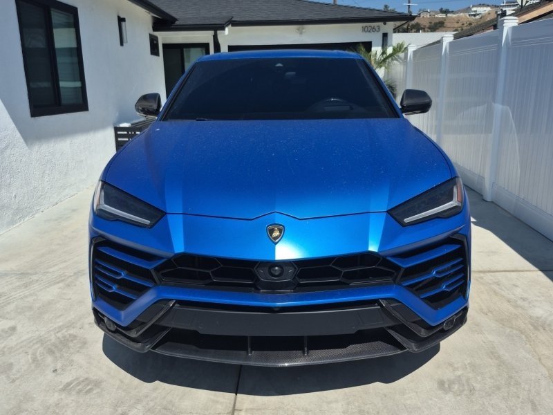 2021 Lamborghini Urus photo 2