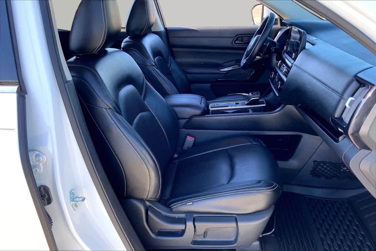 Used 2025 Everest White Pearl Tricoat Nissan SV image 9