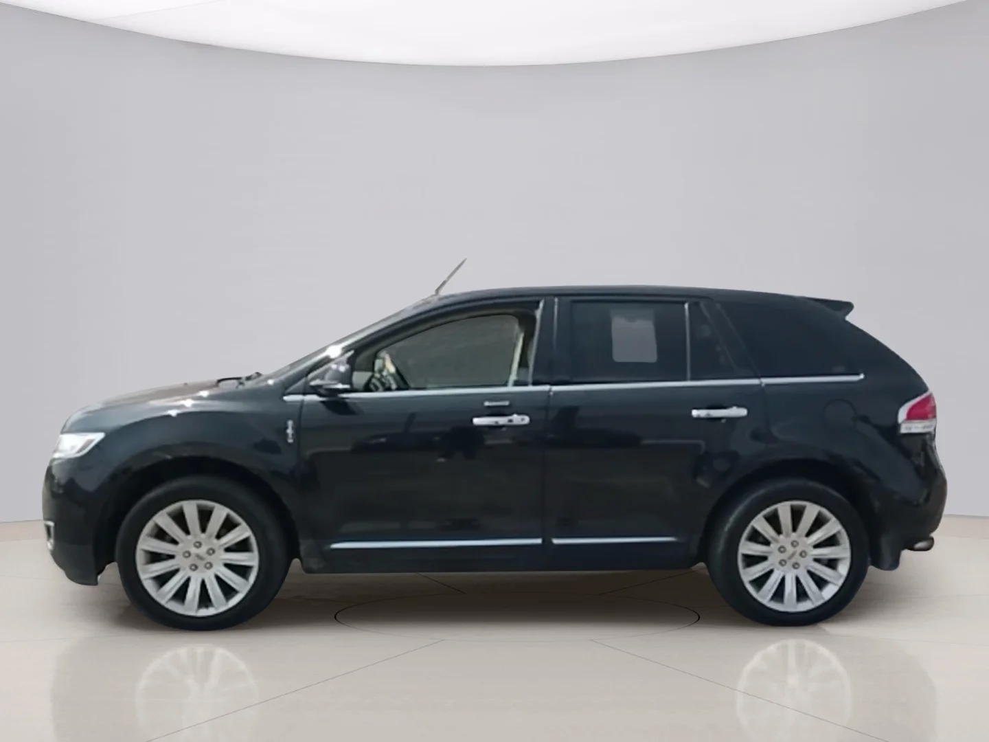 Used 2013 Black Lincoln AWD image 2
