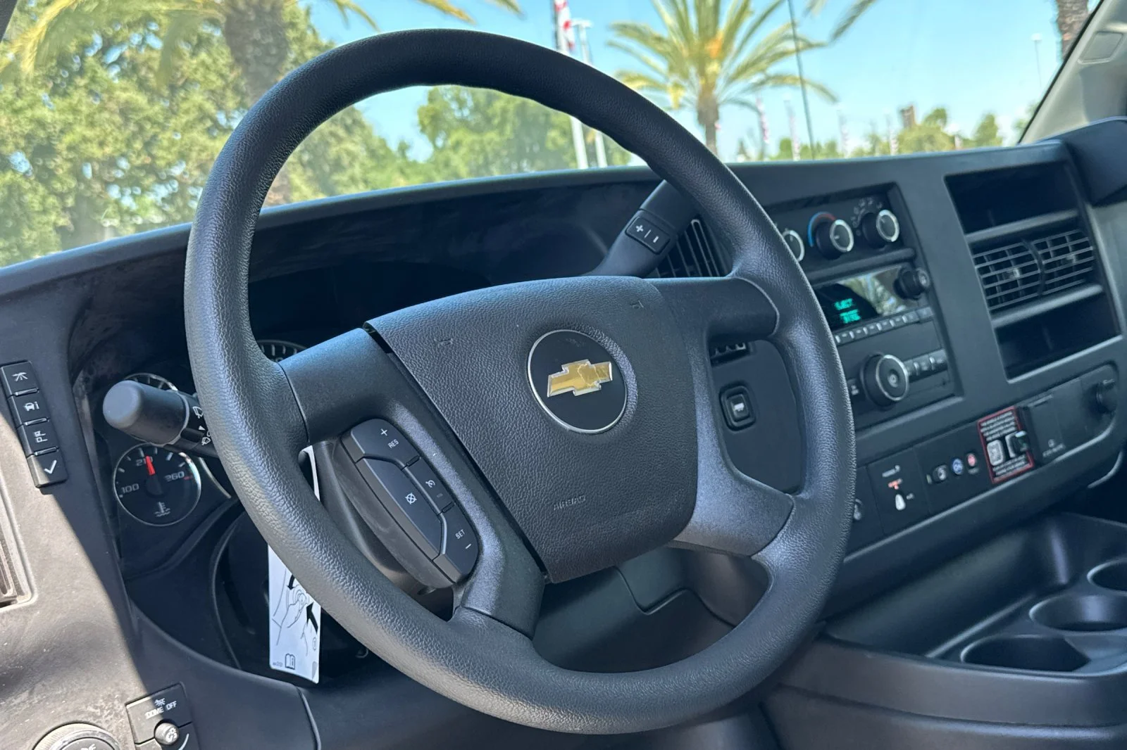 2025 Chevrolet Express Cutaway 3500 1WT view 12