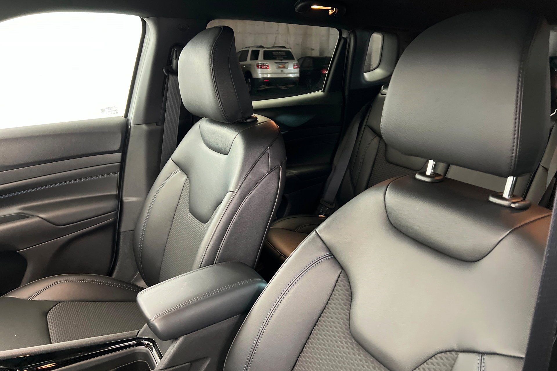 New 2026 Silver Zynith Metallic Clear-Coat Exterior Paint Jeep Latitude Altitude image 17