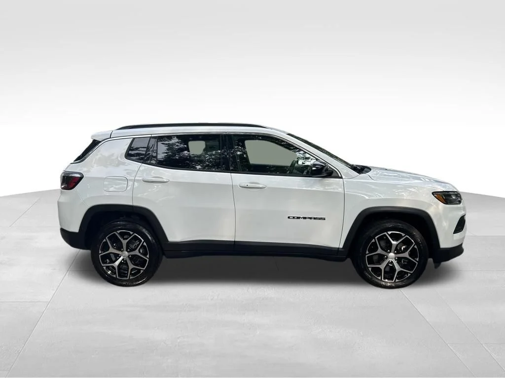 Used 2024 White Jeep Latitude image 7