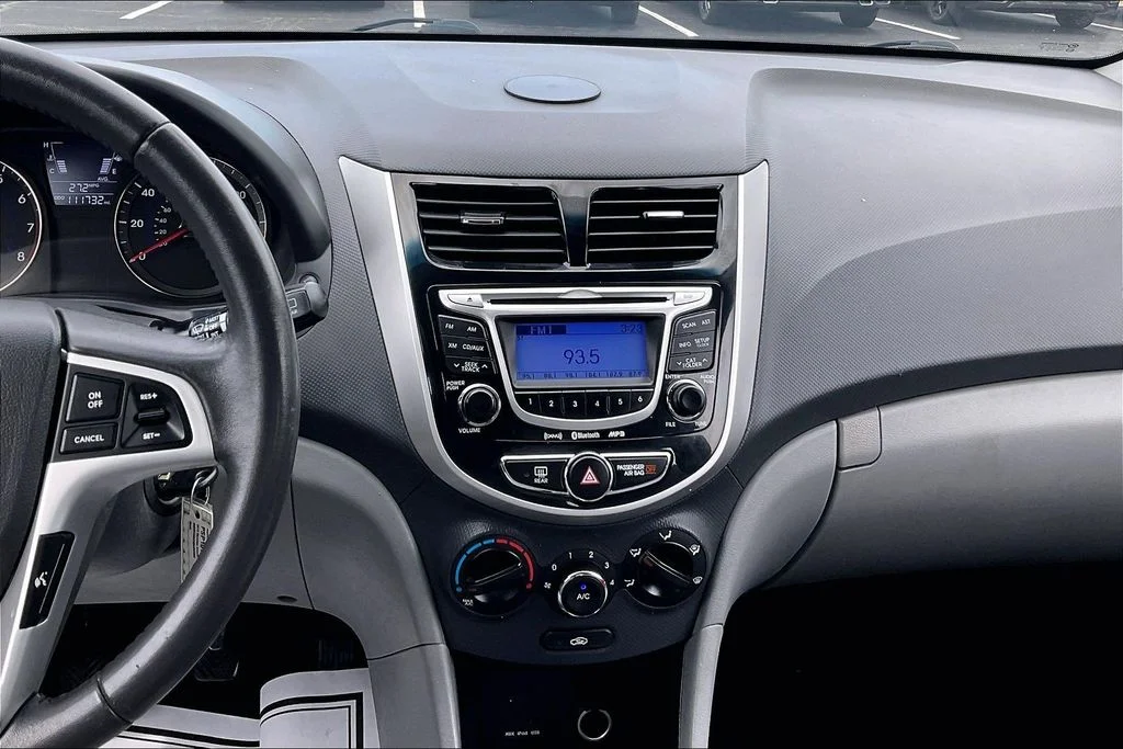 Used 2013 Black Hyundai SE image 5