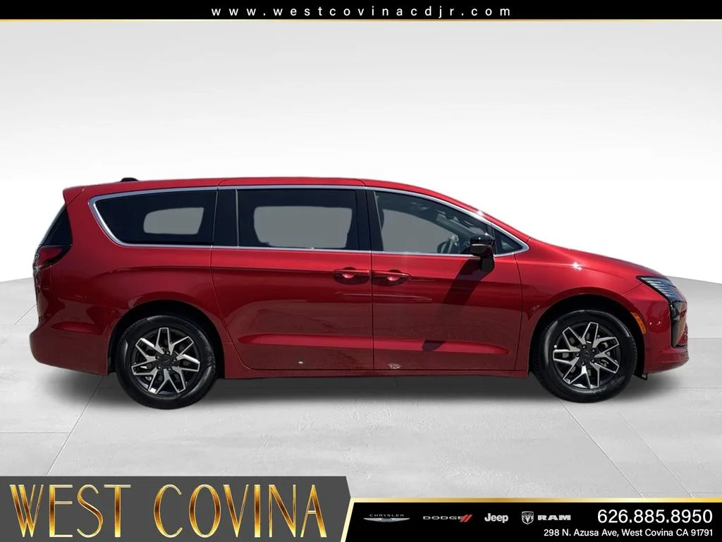 New 2027 Red Hot Pearl-Coat Exterior Paint Chrysler Limited image 6