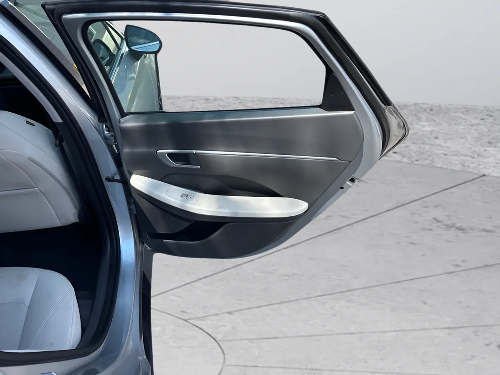 Used 2025 Silver Hyundai SEL image 40
