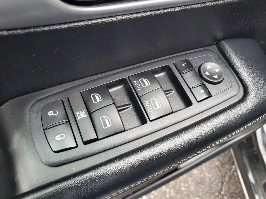 Used 2019 Black Chrysler Touring Plus image 9