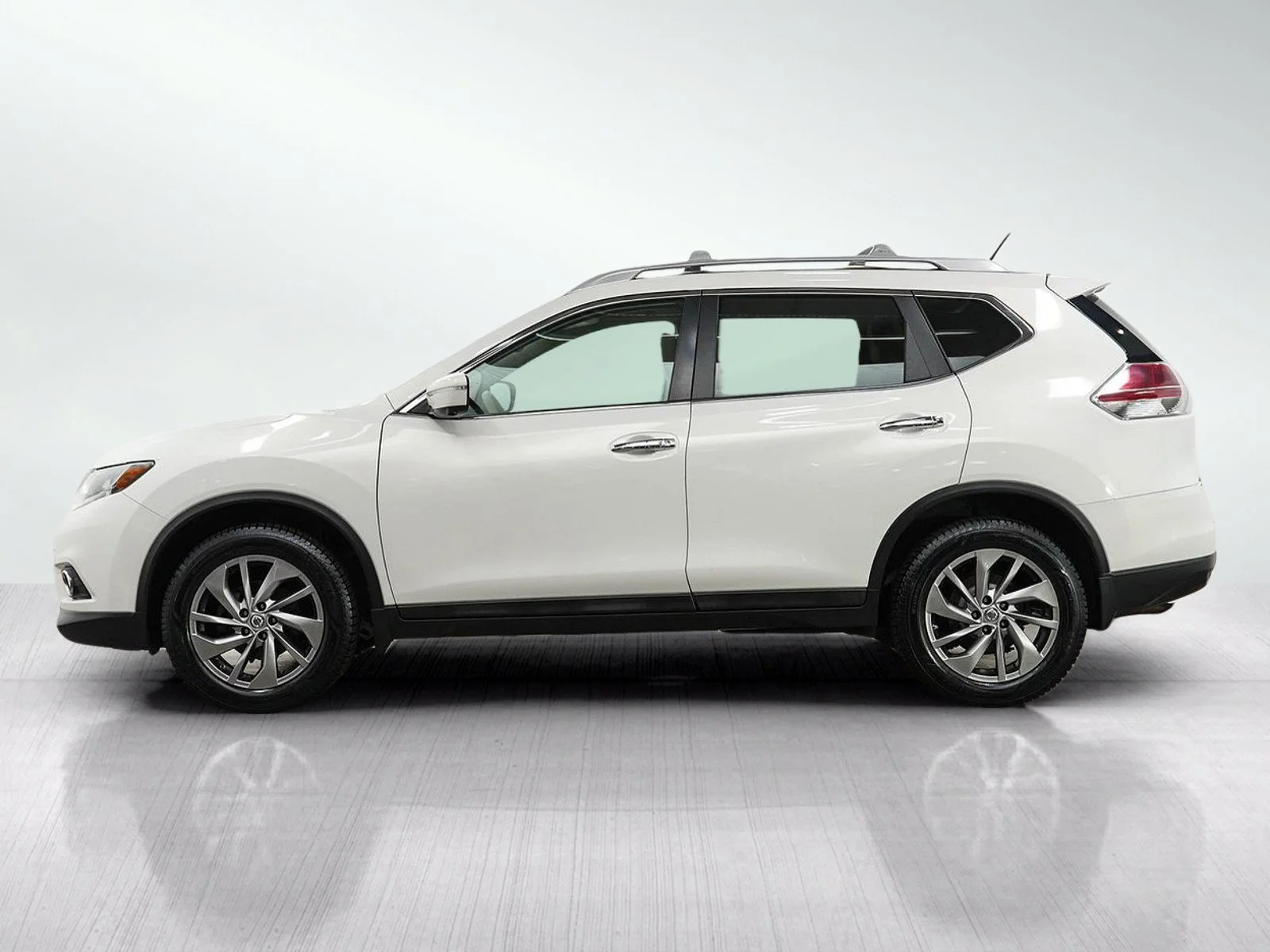Used 2014 Nissan Rogue SL with VIN 5N1AT2MV6EC842372 for sale in Burnsville, Minnesota