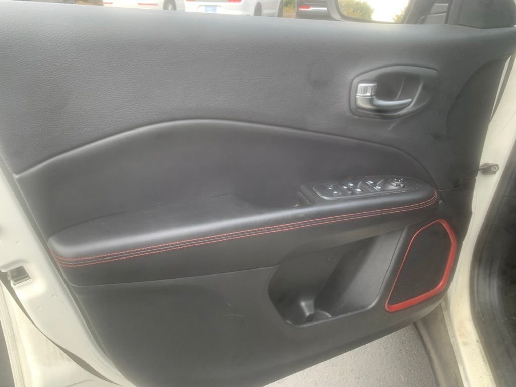 Used 2019 White Clearcoat Jeep Trailhawk image 13