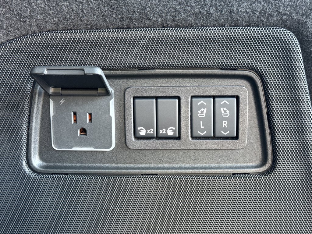 2026 Cadillac Escalade ESV V-Series - Photo 44