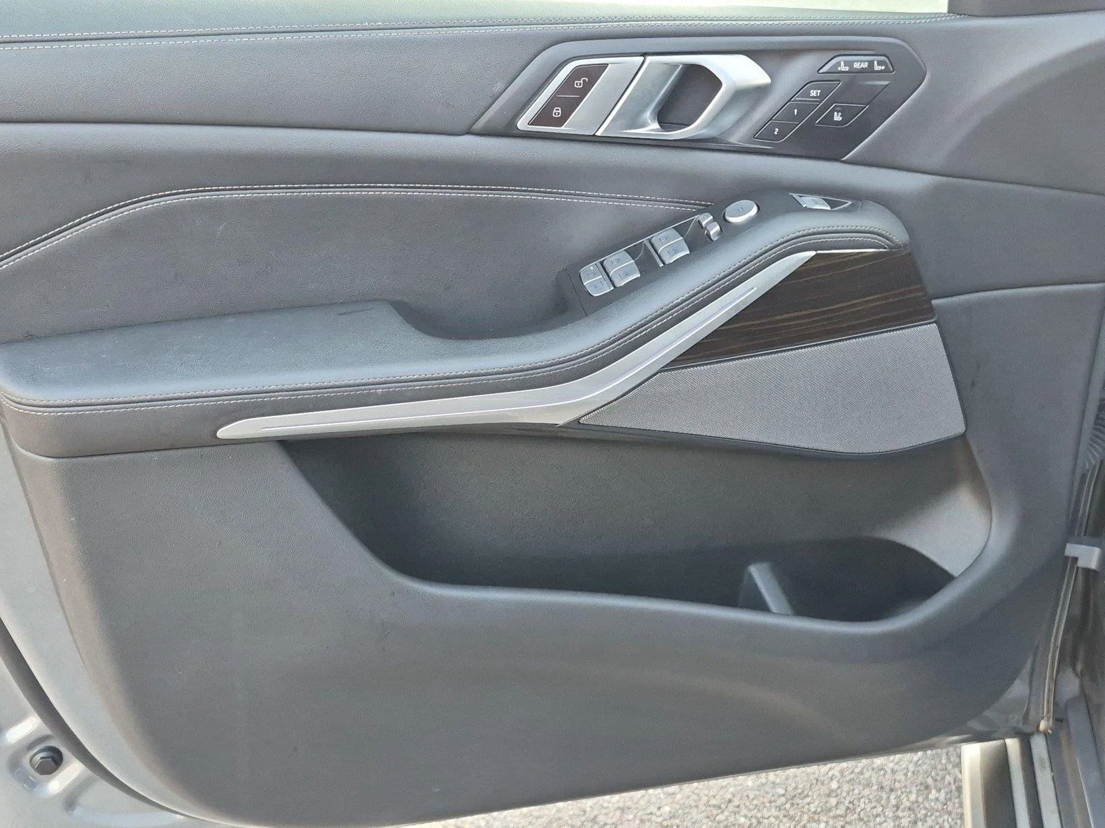 Used 2024 Skyscraper Grey Metallic BMW xDrive40i image 13
