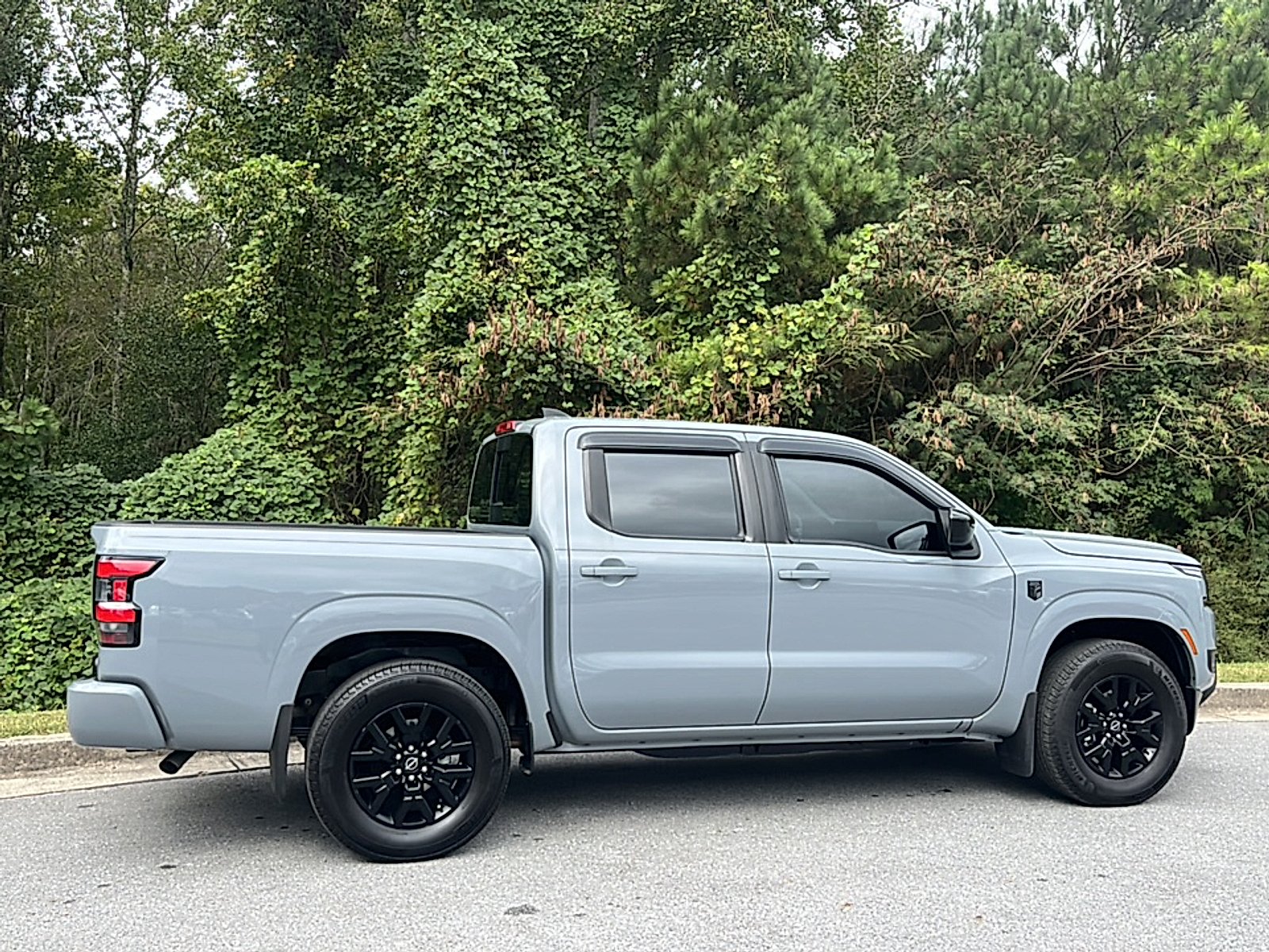 Used 2026 Boulder Gray Pearl Nissan Crew Cab SV 4x2 image 2