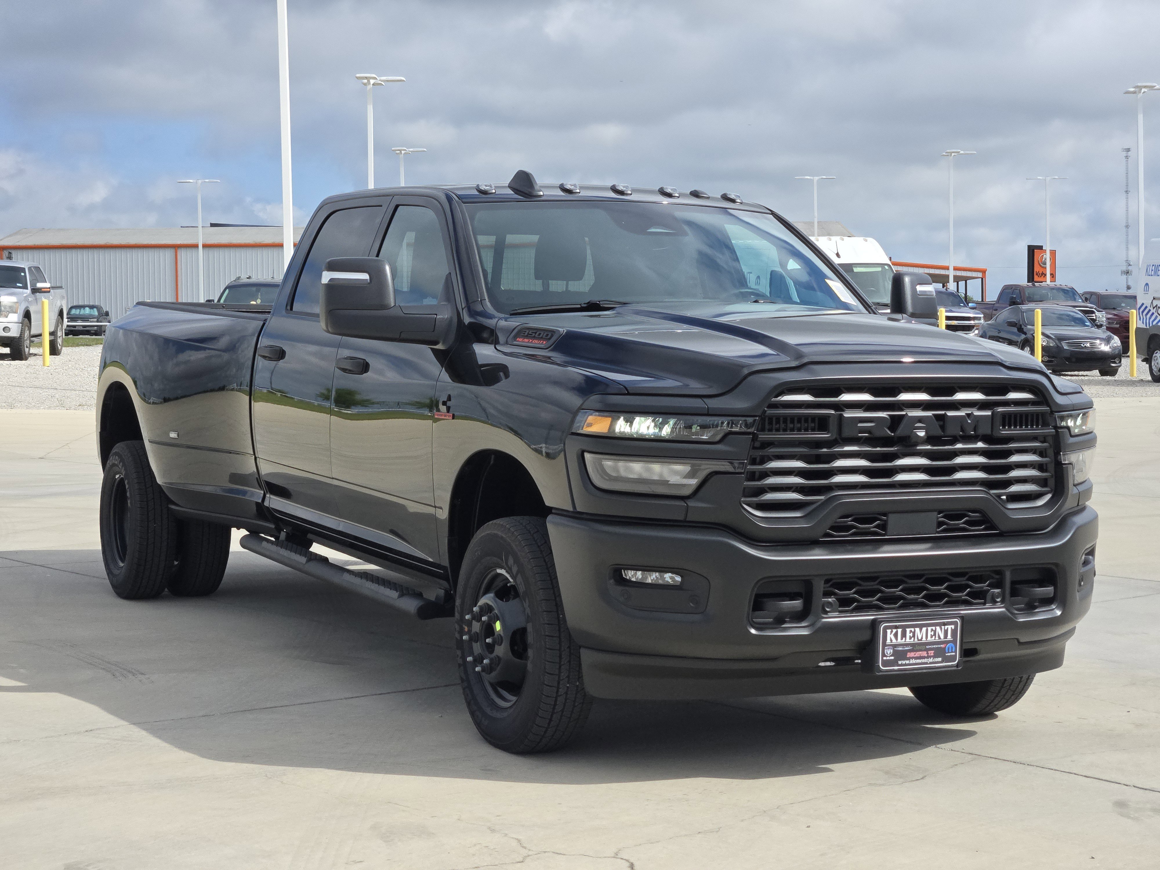 New 2026 Diamond Black Crystal Pearl-Coat Exterior Paint RAM Tradesman image 3