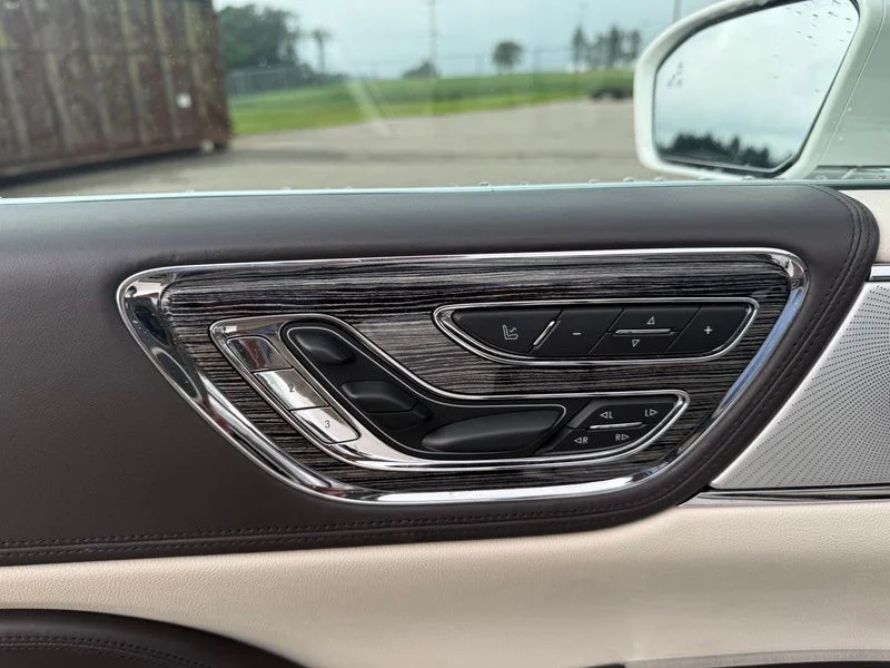 Used 2017 White Lincoln Black Label image 4