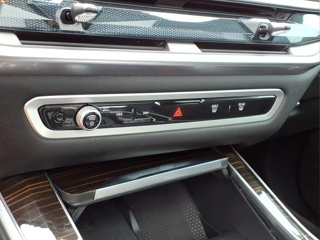 Used 2025 White BMW xDrive40i image 7