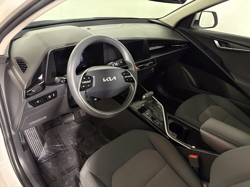 Used 2025 White Kia LX image 17