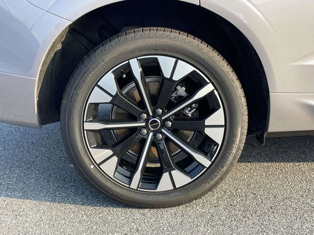 New 2026 Aurora Silver Volvo Plus image 32