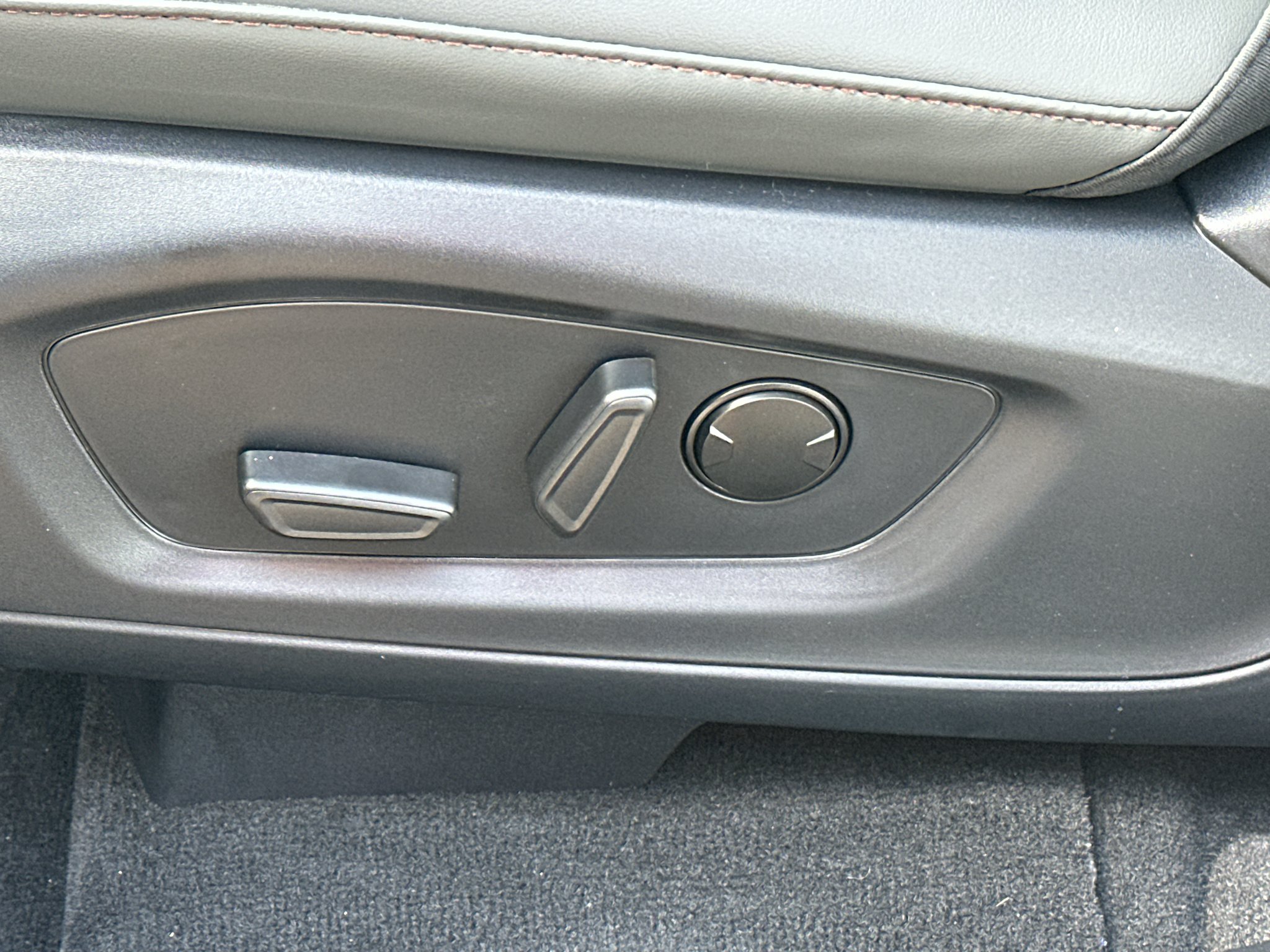 New 2027 Avalanche Gray Ford Active image 28