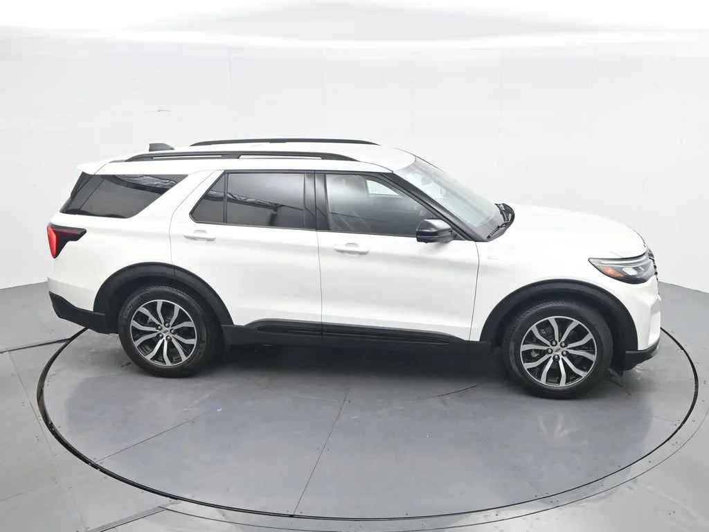 New 2026 Star White Metallic Tri-Coat Ford ST-Line image 35
