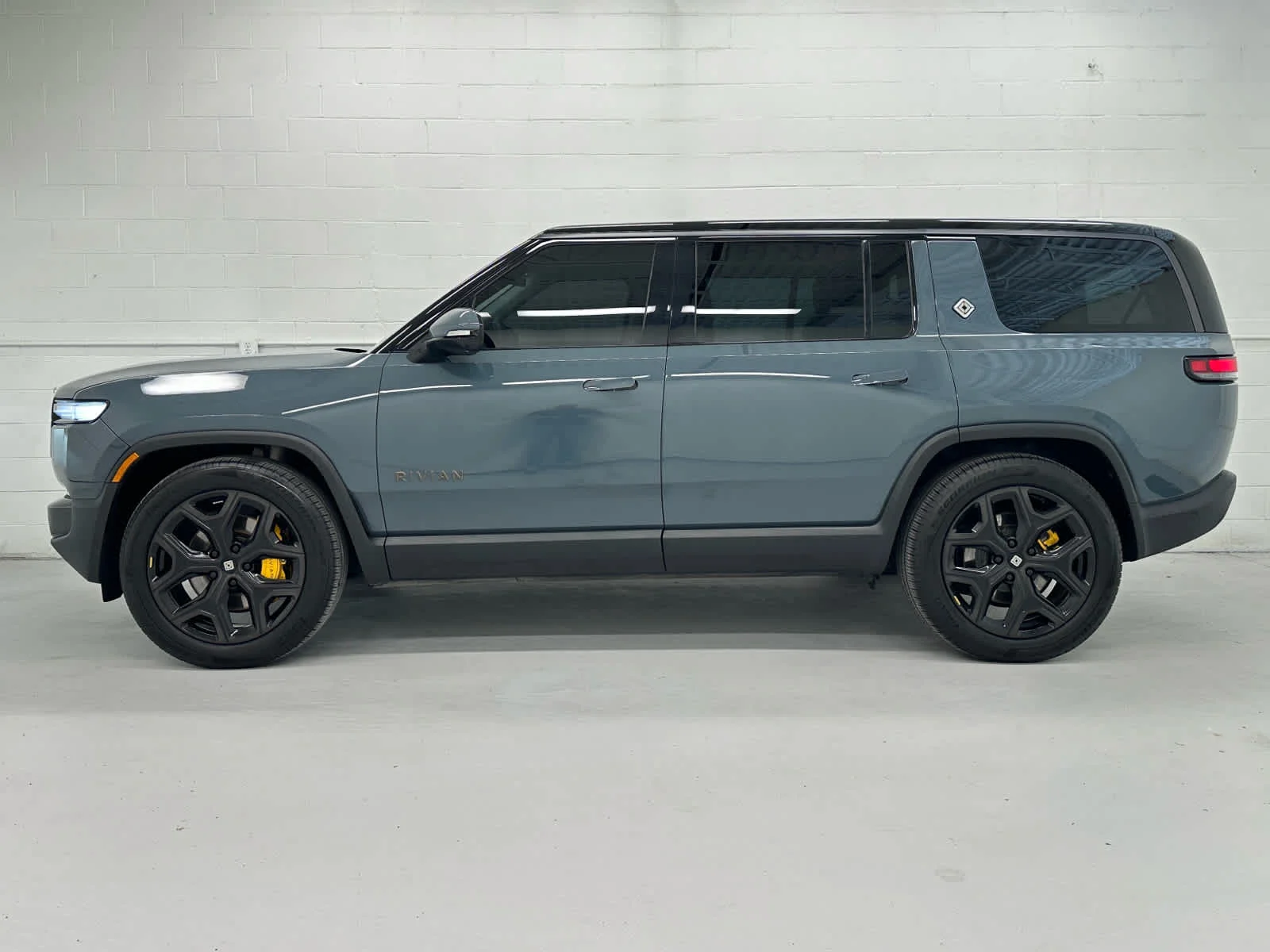 Used 2025 Storm Blue Rivian Ascend image 3