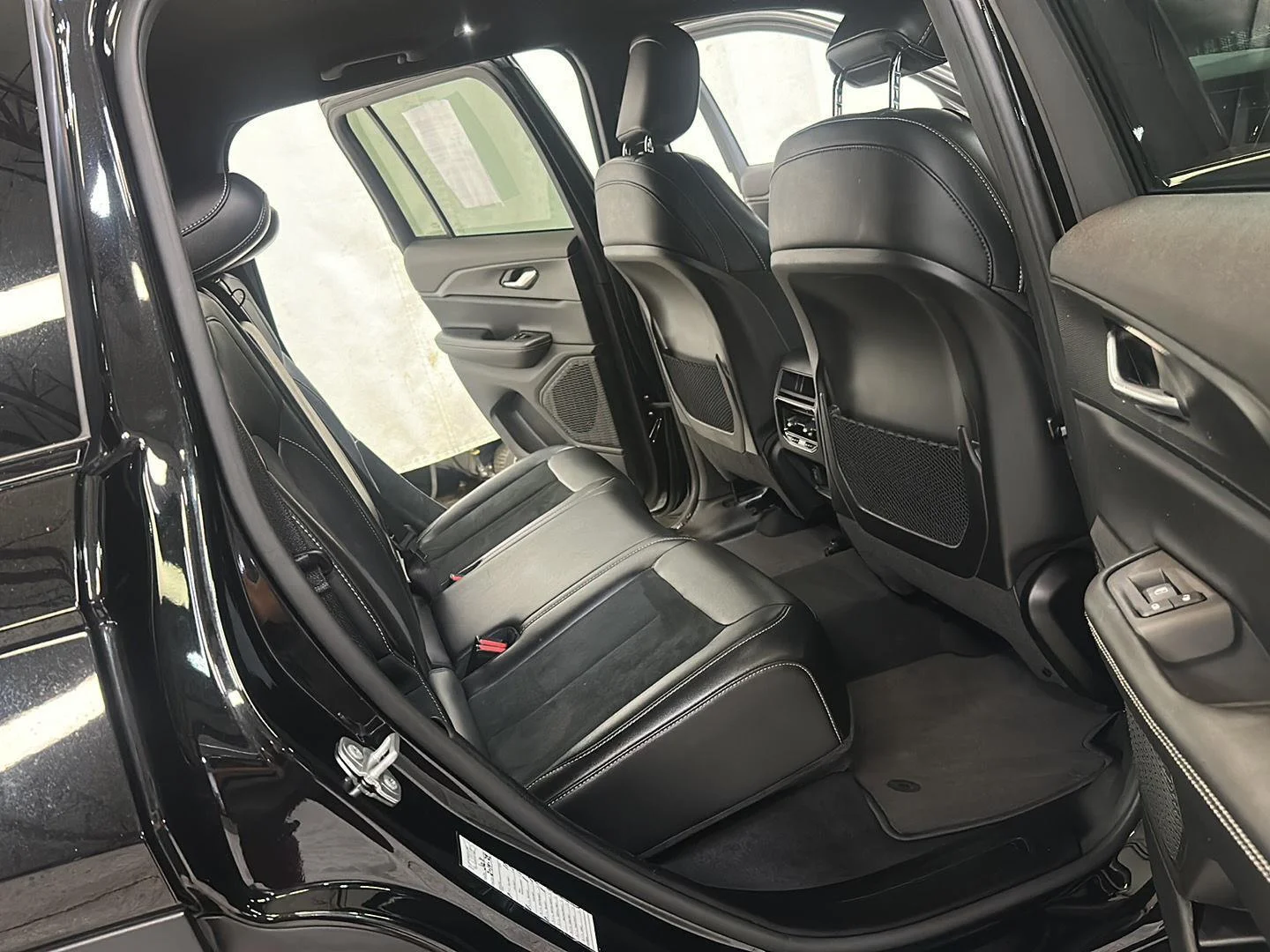Used 2025 Diamond Black Crystal Pearlcoat Jeep Altitude image 33