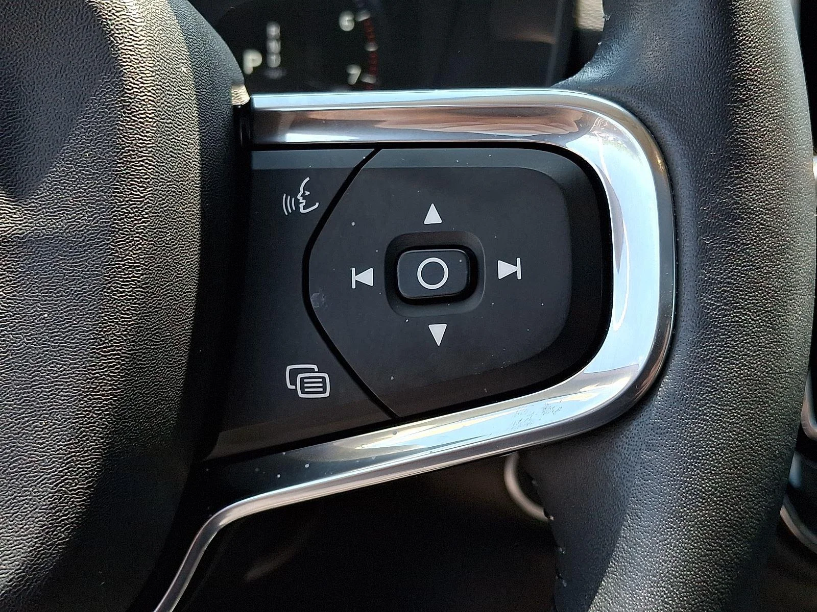 Used 2019 Bright Silver Metallic Volvo Momentum image 22
