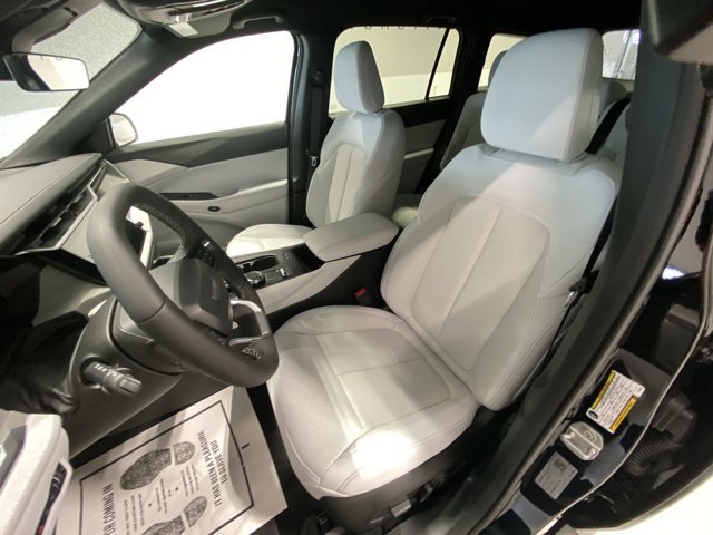 New 2026 Diamond Black Crystal Pearl-Coat Exterior Paint Jeep Laredo image 18