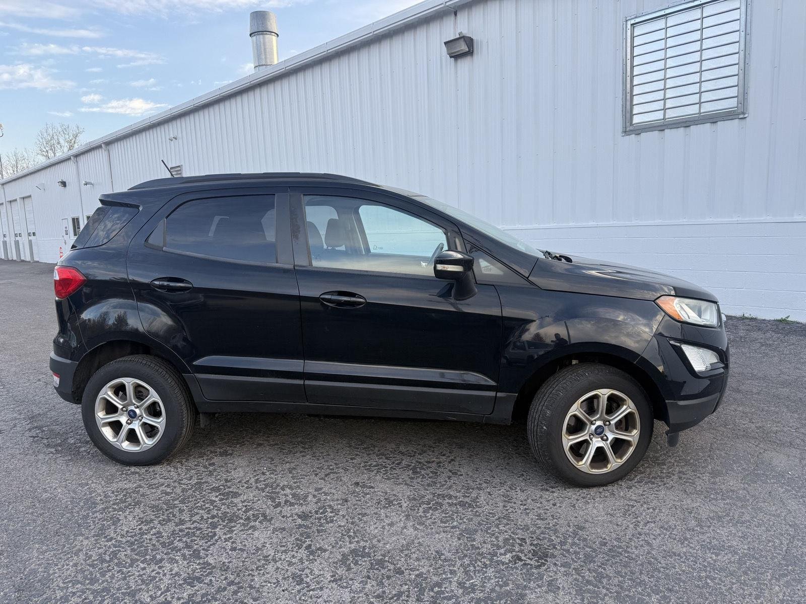 Used 2018 Shadow Black Ford SE image 3