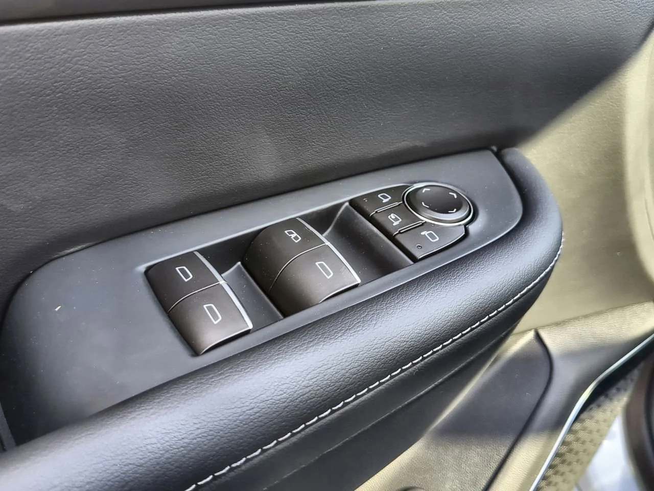 New 2026 Iridescent White Tricoat Buick Avenir image 24