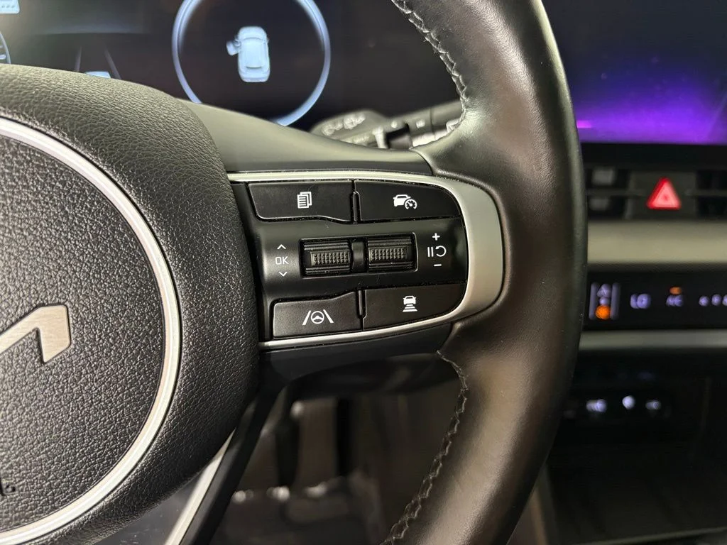 Used 2023 White Kia SX-Prestige image 22
