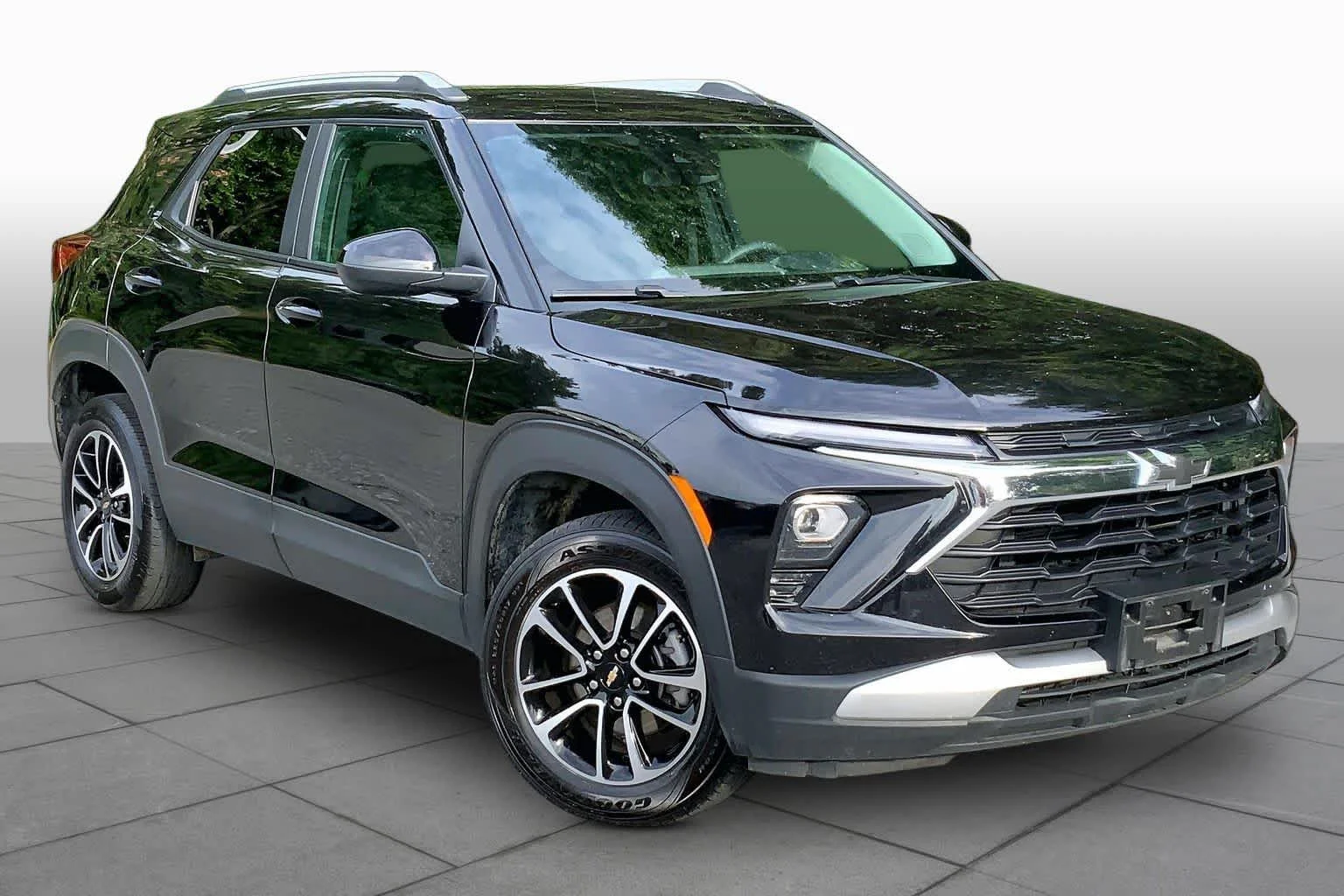 Used 2025 Mosaic Black Metallic Chevrolet LT image 3