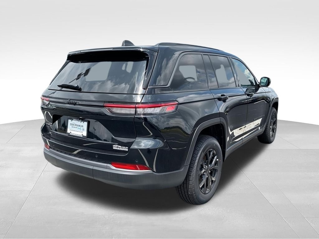 New 2026 Diamond Black Crystal Pearlcoat Jeep Altitude image 9