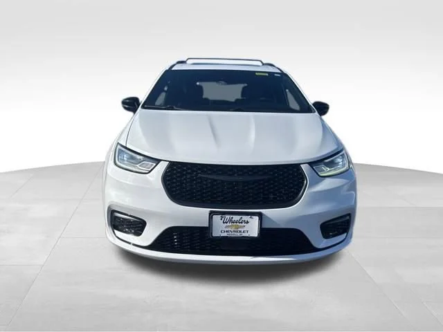 Used 2025 White Chrysler Limited image 9