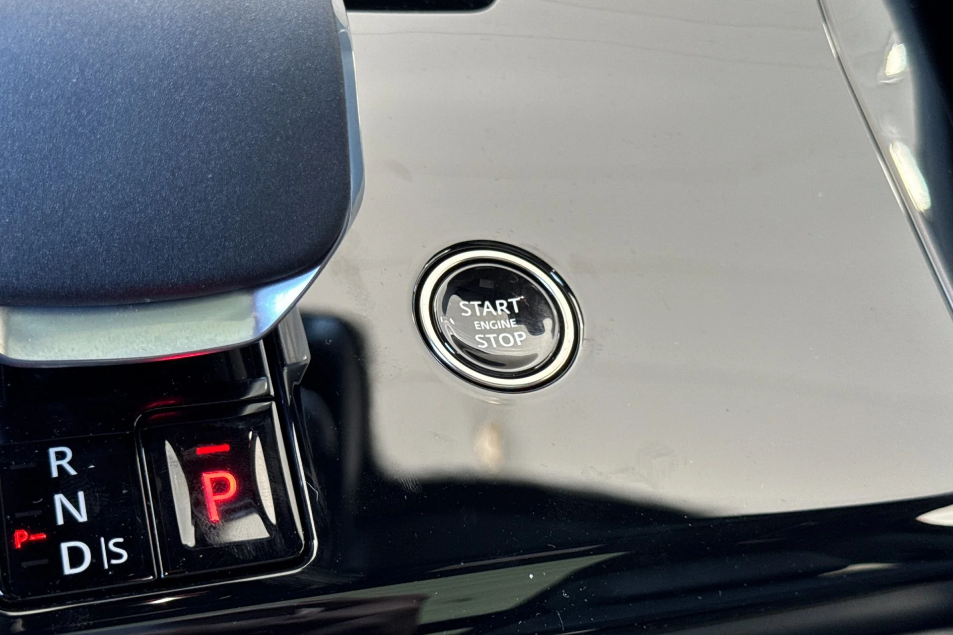 New 2026 Carpathian Grey Land Rover Dynamic SE image 24