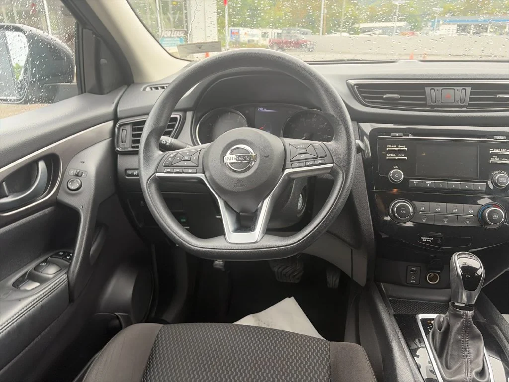 Used 2018 Black Nissan S image 17