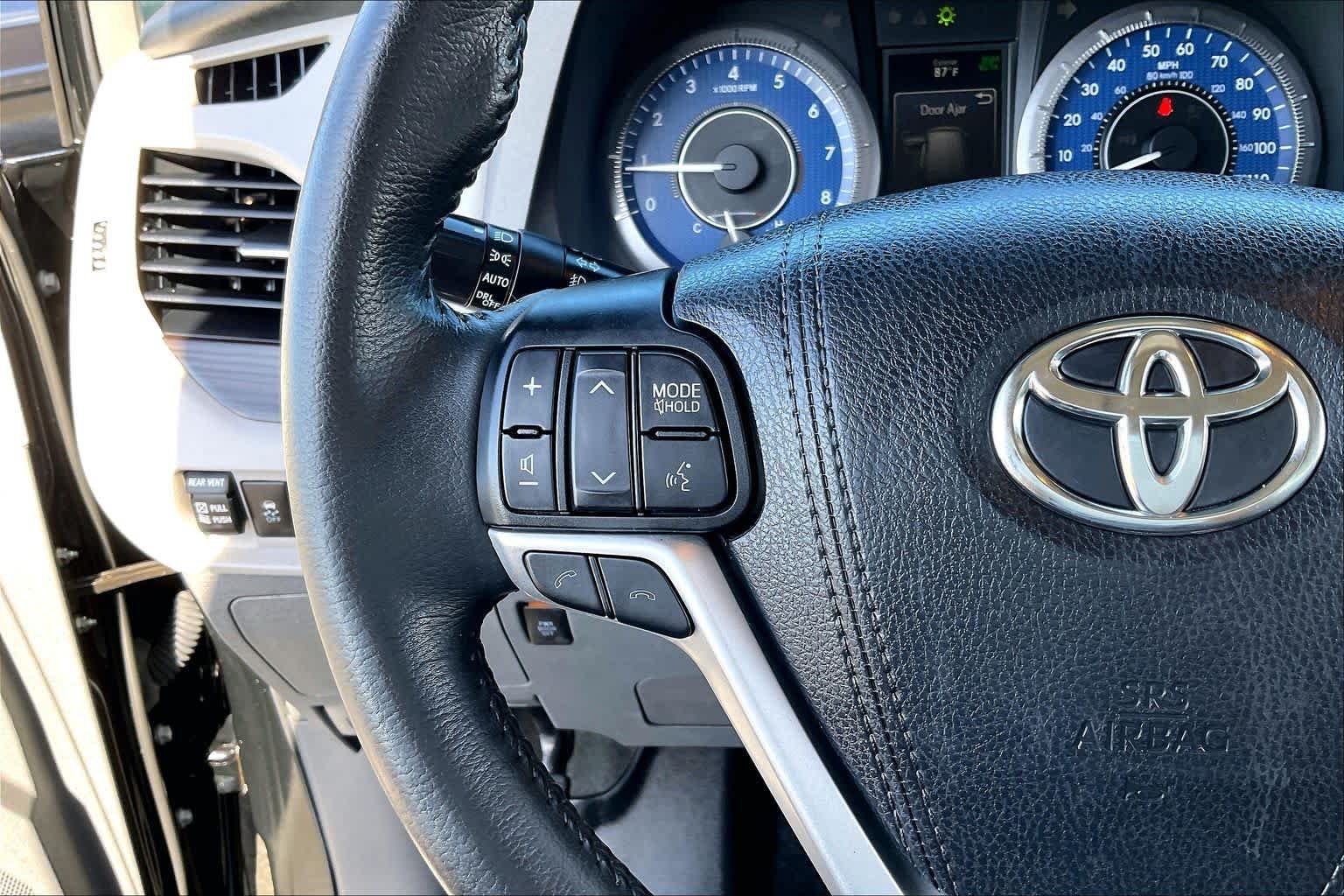 Used 2019 Midnight Black Metallic Toyota XLE Premium image 21