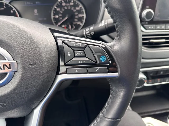 Used 2022 Silver Nissan 2.5 SV image 32