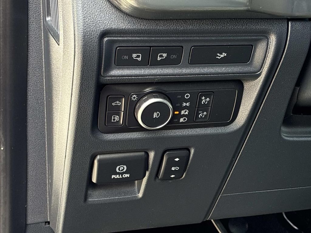 Used 2022 White Ford Lariat image 25